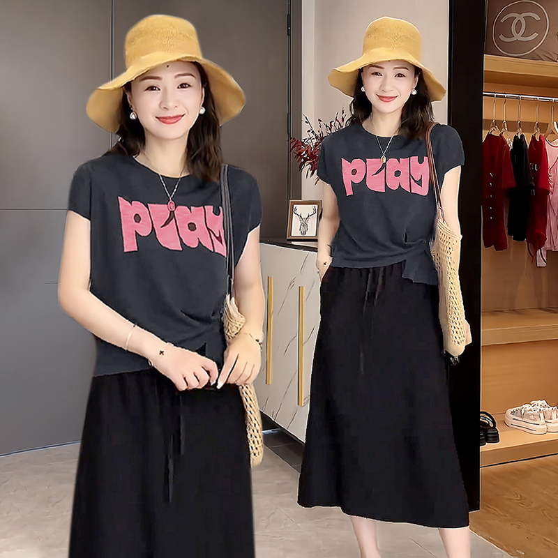 Age-Reducing Outfit: a Complete Set of Fashionable Casual T-Shirt Tops and a Skirt Two-Piece Suit for Women, 2026 Summer New Style