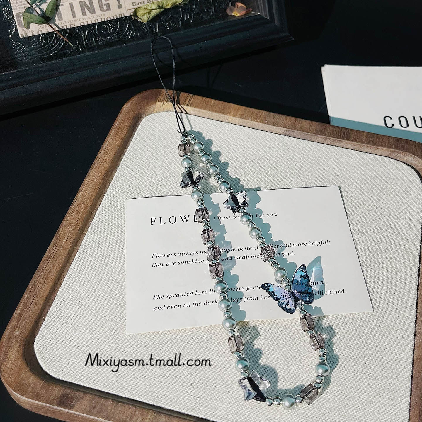 Butterfly-themed beaded pendant, exuding a cool and elegant vibe. DIY Korean style, high-end and exquisite. Suitable for mobile phones, CCD cameras, keys, bags, and other small items. Simple and fashionable. Deep sea gray pearl. A unique and stylish gift for young women.