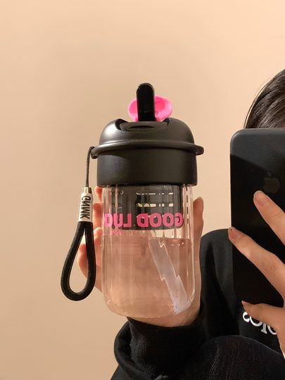 Einfacher Wasserbecher für Mädchen mit gutem Aussehen im Sommer 2025, neuer Stroh-Teelager-Büro, tragbarer Studenten-Glasbecher
