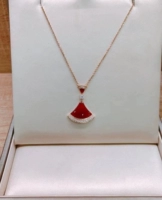 Маленькая юбка красная халцедон