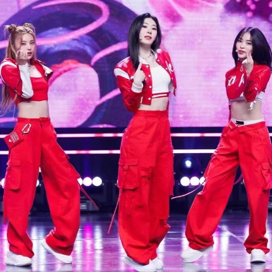 ITZY女团打歌服Cake红色穿搭:K-POP舞台上的时尚风暴!-爵士舞服装-淘宝百科网