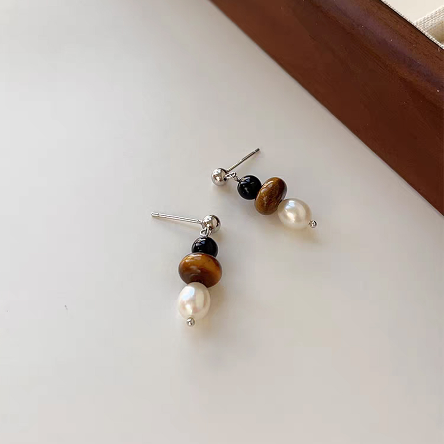 熠熠生辉：天然海水珍珠耳钉背后的优雅秘密