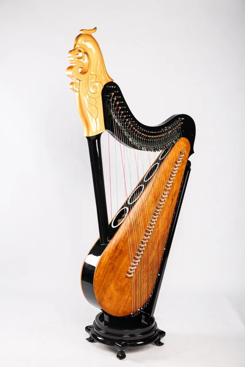 現代のハープは、大型の二列式36弦楽器である。