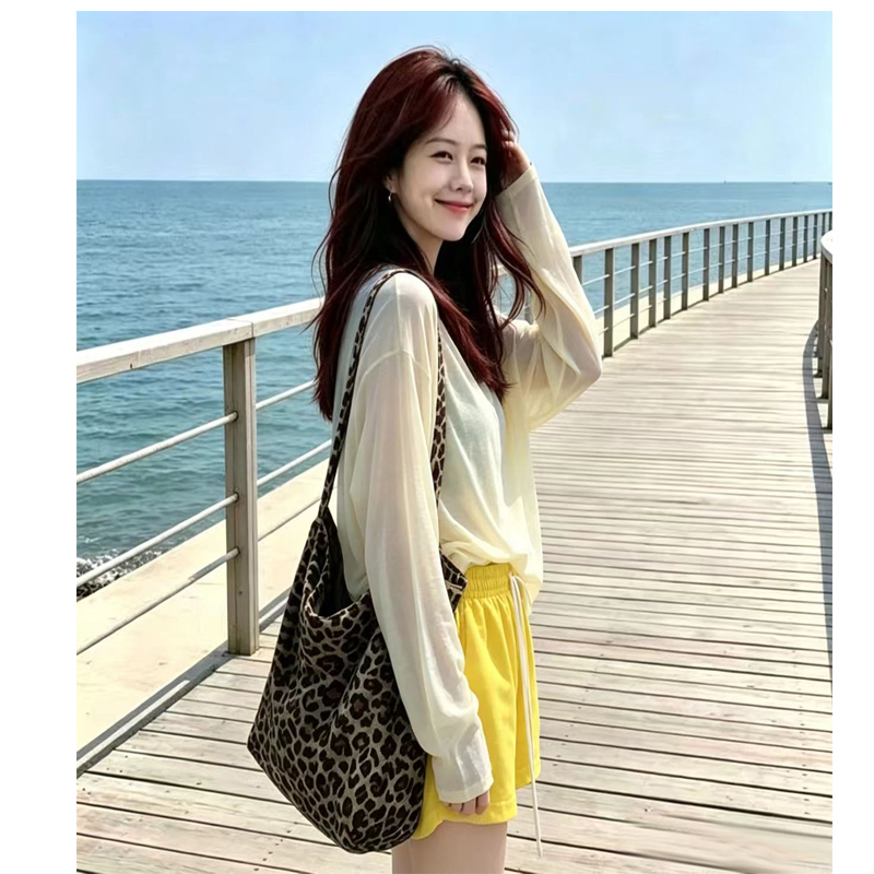 Sanya Seaside Vacation Dress, Travel Girl's Pullover Top and Shorts, Loose-Fitting Two-Piece Summer Outfit Set Sanya Seaside Vacation Dress, Travel Girl's Pullover Top and Shorts, Loose-Fitting Two-Piece Summer Outfit Set