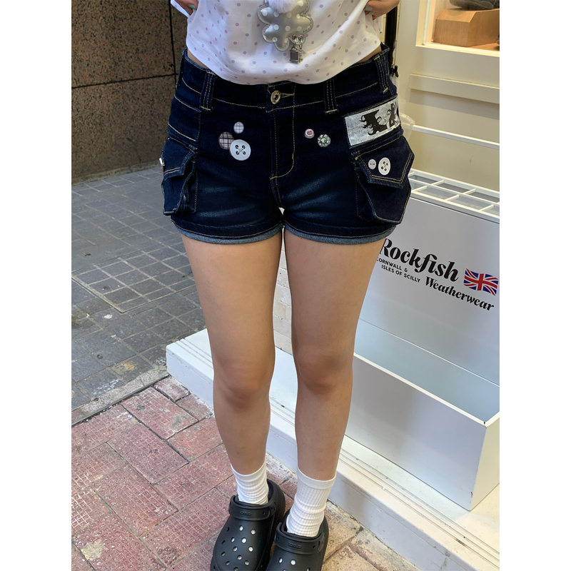 1Moresheep×Chachaaiwa "Vintage Girl Button Print Denim Hot Pants: Low Waist, Rolled Hem, Slimming Hot Girl Style 1Moresheep×Chachaaiwa "Vintage Girl Button Print Denim Hot Pants: Low Waist, Rolled Hem, Slimming Hot Girl Style