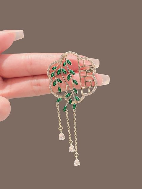 ແບບຈີນ elegant temperament ໃບ plum blossom brooch high-end temperament tassel cheongsam brooch suit collar pin corsage