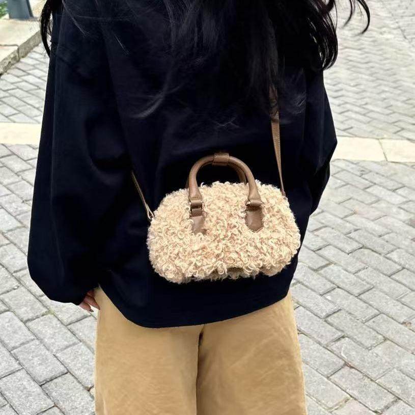 Осень и зима 2025, новая супер-огненная плюшевая бостонская сумка, нишевый дизайн, универсальная плюшевая сумка-мессенджер для пригородных поездок