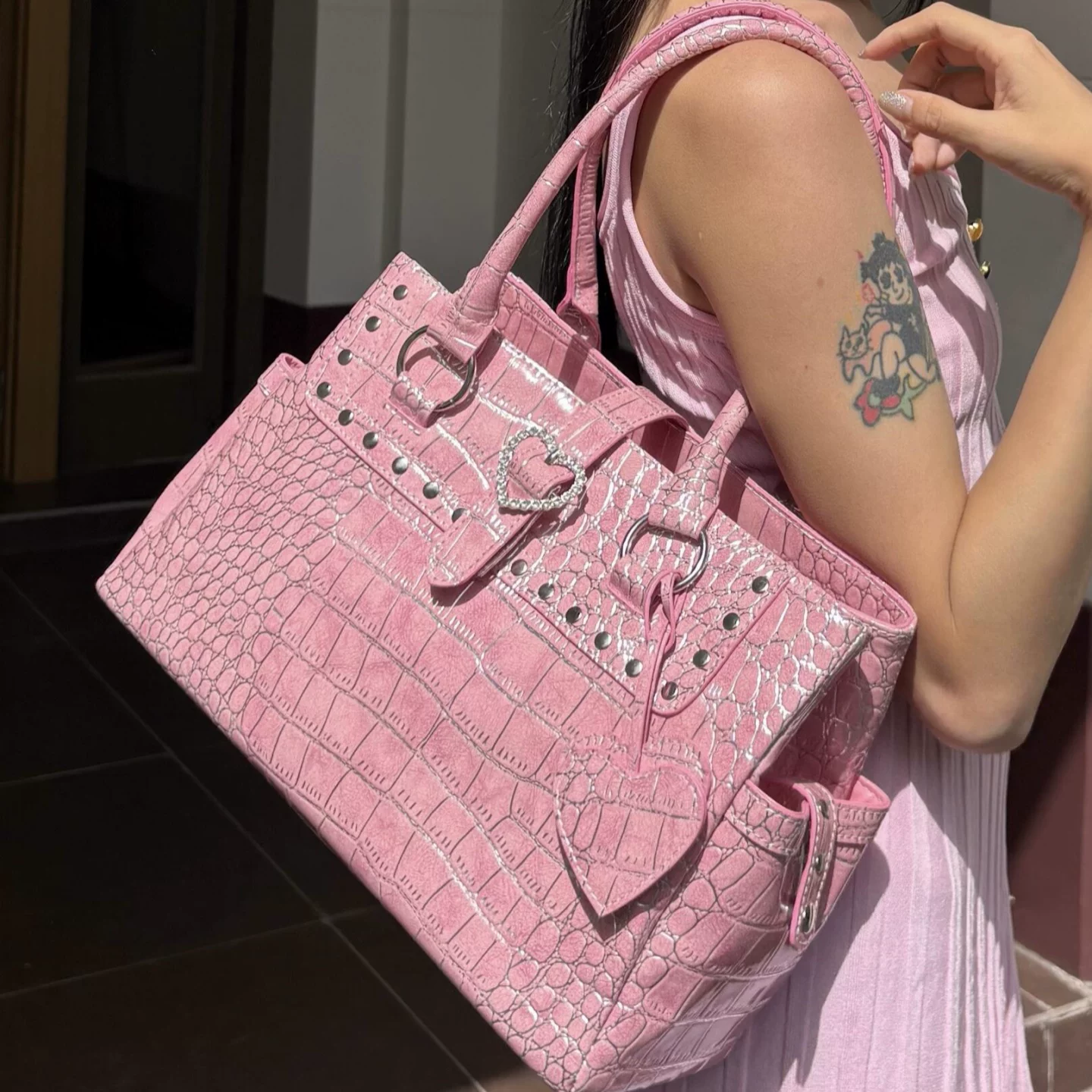Fuchsia capacious one-shoulder bag, crocodile print