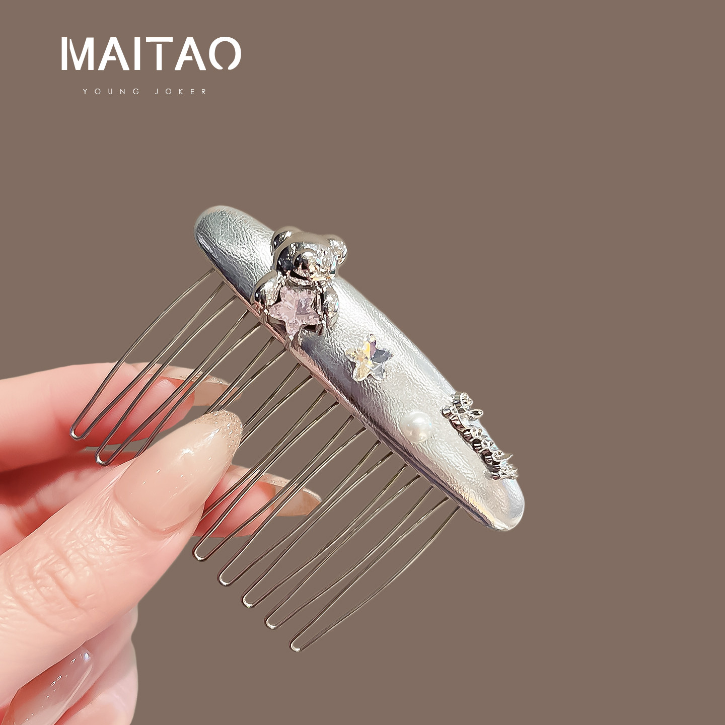 Luxury Rhinestone Star Hair Comb with Niche Design: A voluminous, high-crowned comb that can be used to comb out side wisps and secure bangs with hair clips.
