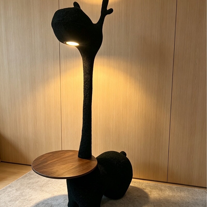 Cute Giraffe-Shaped Floor Lamp, Integrated Design with Side Table for Living Room, Cozy Decorative Lighting for Bedroom