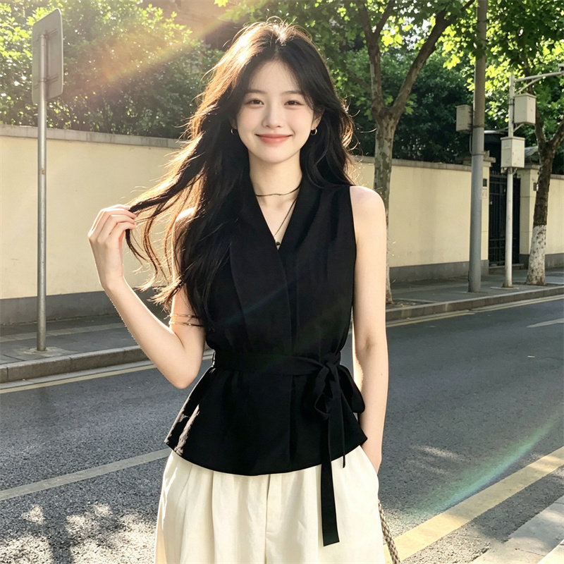 Korean style black V-neck halter neck sleeveless vest shirt for women, super cute summer wear, slimming and flattering with a tie-up top.