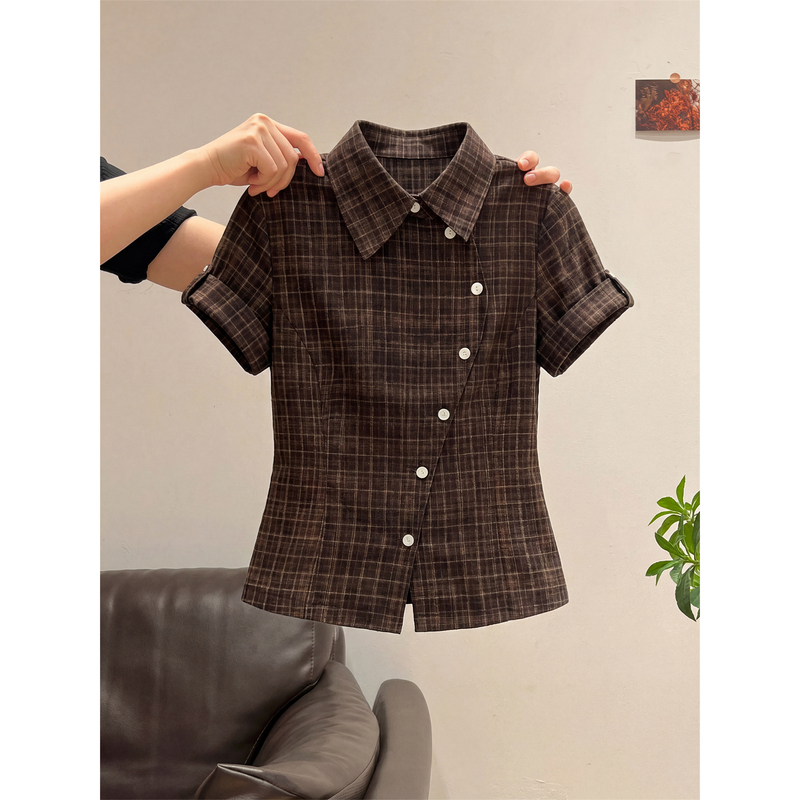 American College Style Brown Plaid Diagonal Button Short-Sleeved Shirt for Women, Summer 2026, Super Popular, Age-Reducing, Unique and Beautiful Shirt