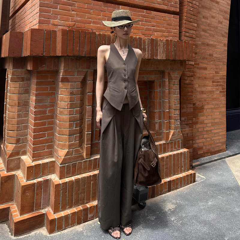 Retro Fashion Suit for Women, Summer High-End Simple Sleeveless Vest, Halter Top, Wide-Leg Pants Two-Piece Set