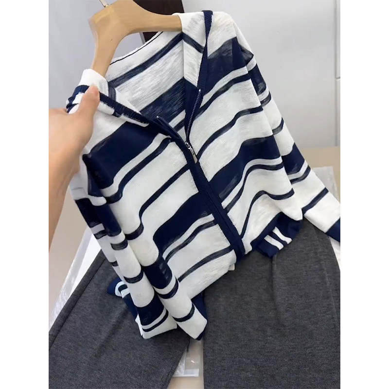 今年新款2025秋季条纹长袖针织衫女蓝色连帽拉链设计时尚显瘦上衣