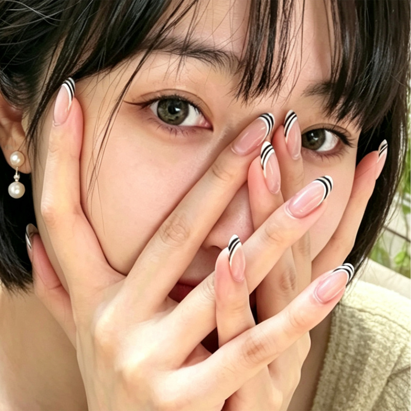 Kylie Jenner Style Black and White Striped French Handmade Zebra Pattern High-End Hot Girl Short Nail Stickers
