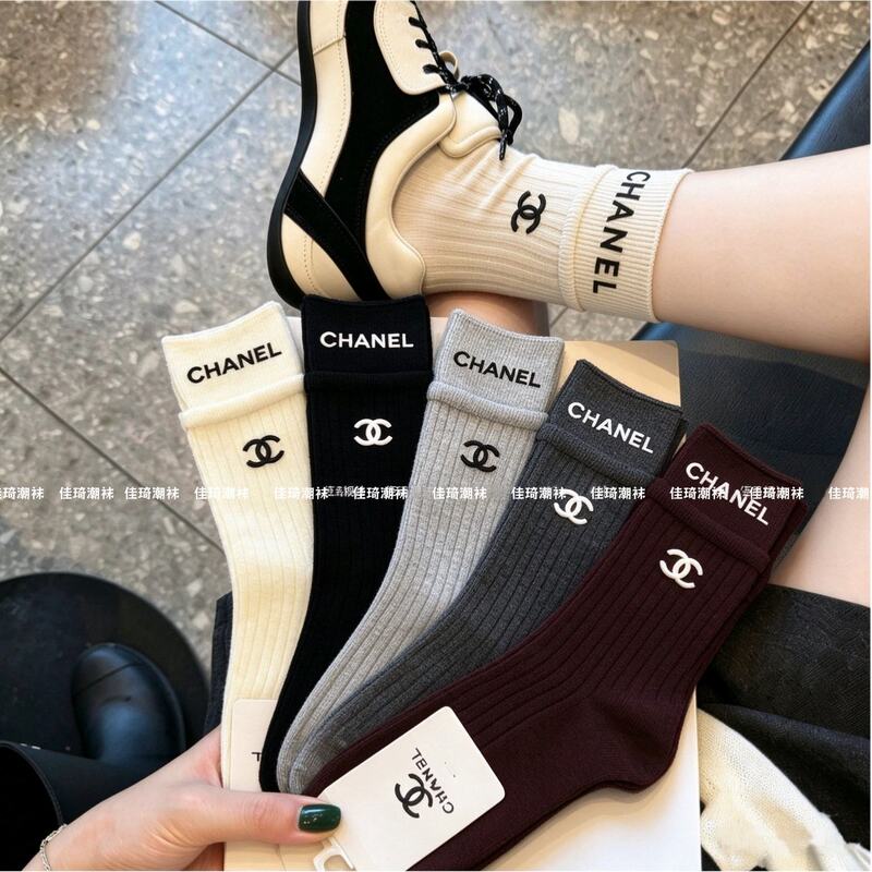 European-Style High-End Letter-Print Socks for Women, Fashionable Mid-Tube Socks with Double Ribbed Edges and Stylish Ruffles European-Style High-End Letter-Print Socks for Women, Fashionable Mid-Tube Socks with Double Ribbed Edges and Stylish Ruffles