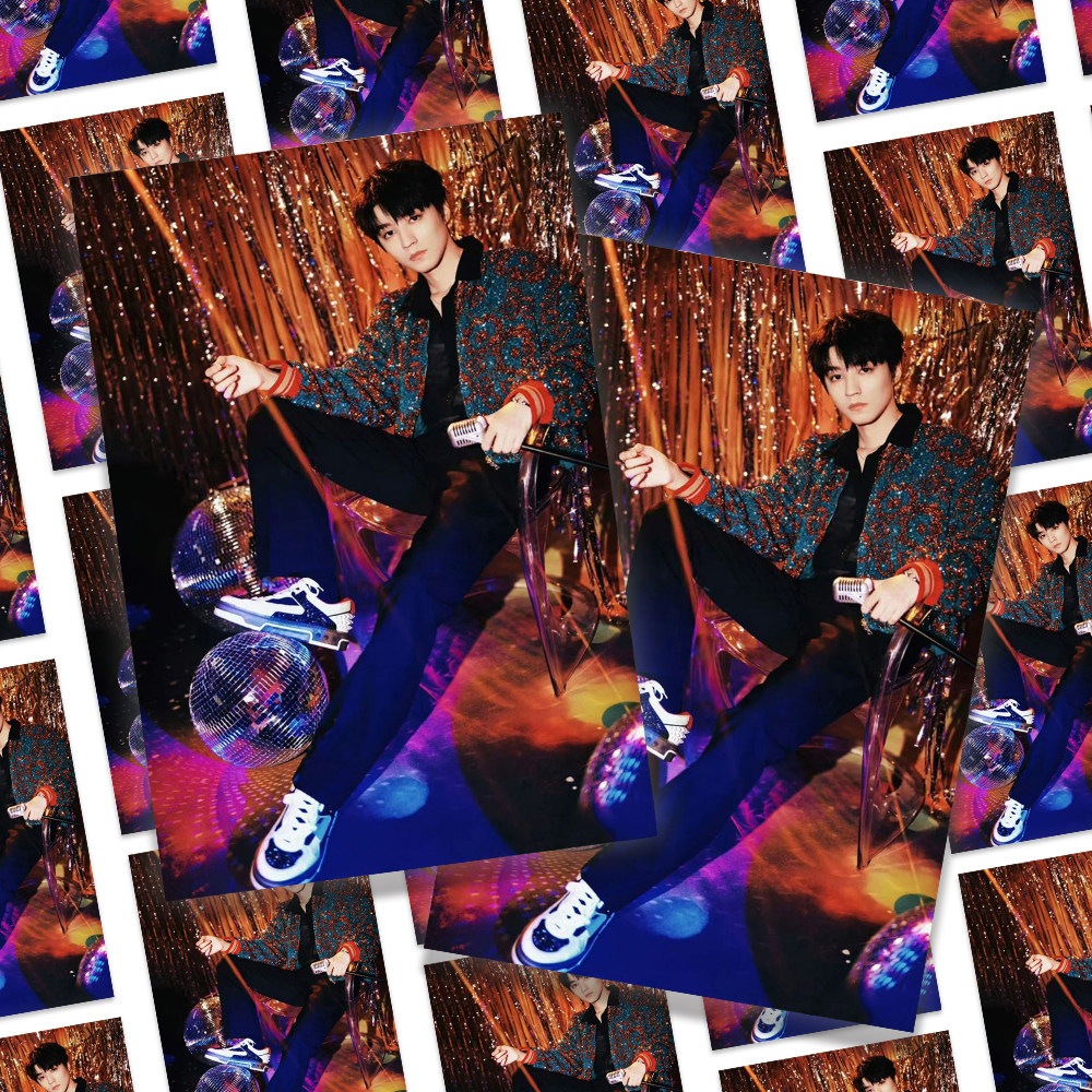 【王俊凱】ステージ上の王俊凱。青は凱、蟹は王俊凱の周辺カードと紙製品。