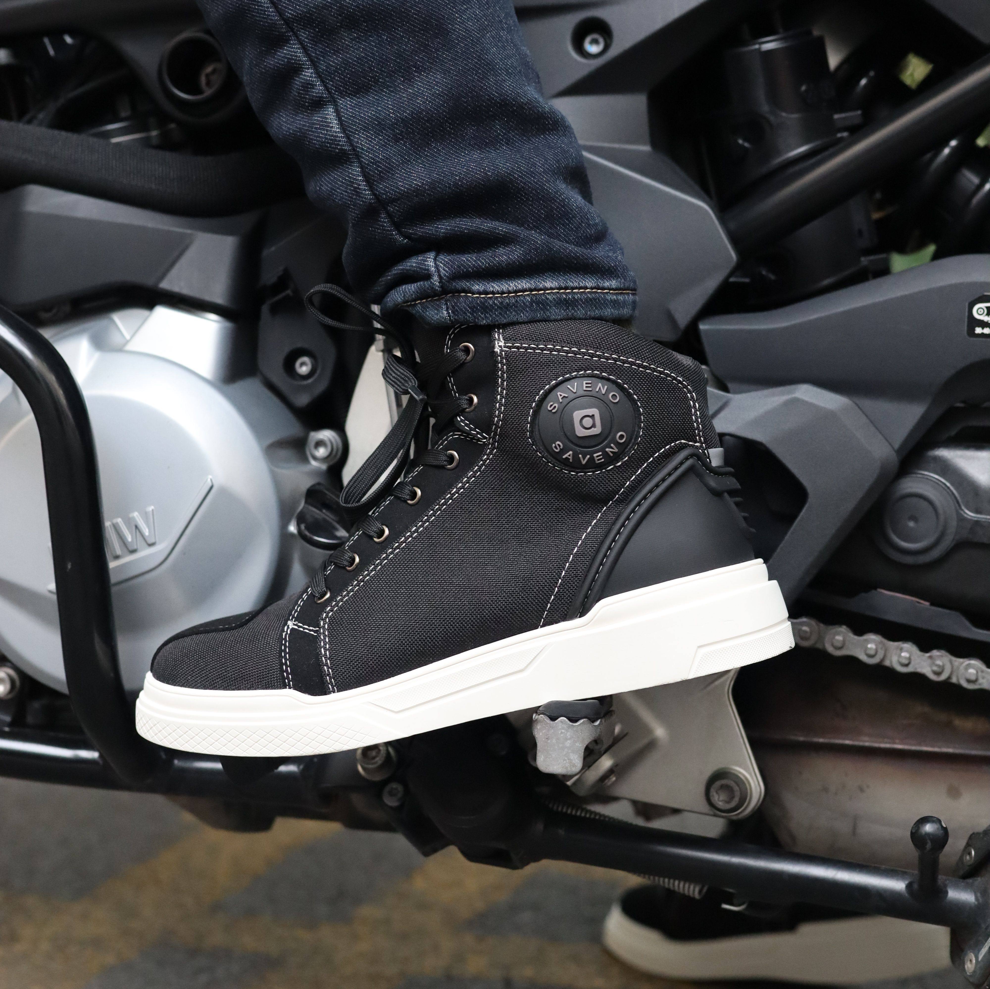 SAVENOのメンズバイク用ライディングシューズは、日本製で、秋冬向け、耐落下性、防水性、身長アップ効果、通気性に優れ、バイクツーリングや通勤に適しています。