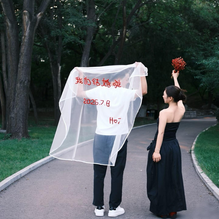 红色扭扭棒与婚礼浪漫同行：DIY头纱的新潮流