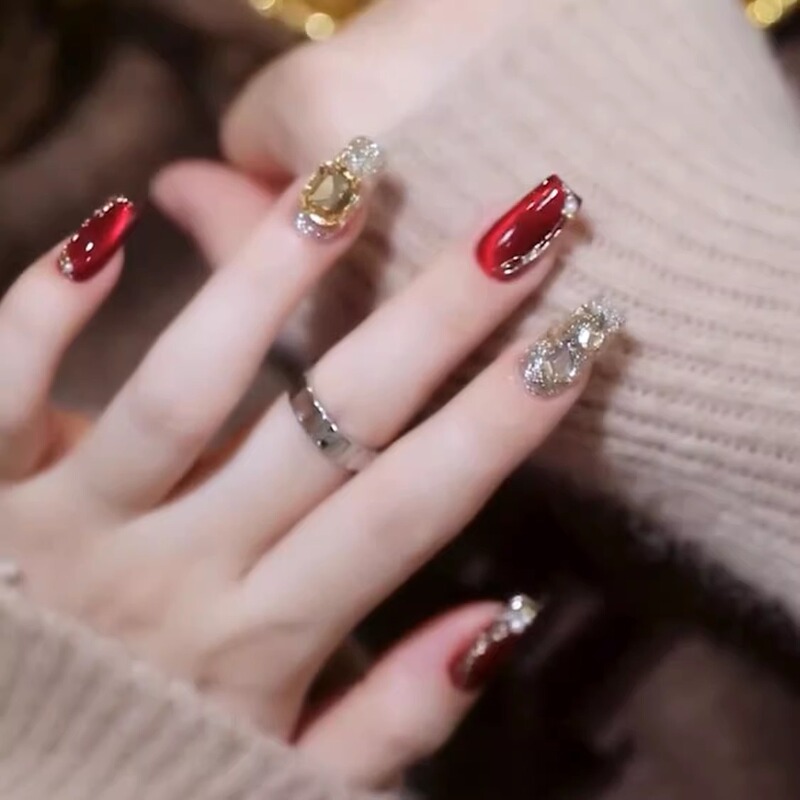 Purely Handmade Wearable Nails for Autumn and Winter, New Year's Ruby Cat-Eye Style, Elegant and Complexion-Enhancing, High-End Manicure, Light Luxury with Dazzling Crushed Diamonds