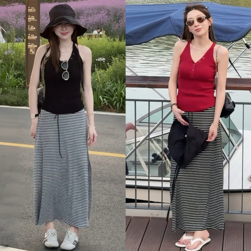 Very Stylish Summer Outfit That Makes You Look Younger, a Complete Set of Korean Fashion Slim-Fit Knitted Vest and Striped Skirt Two-Piece Set Very Stylish Summer Outfit That Makes You Look Younger, a Complete Set of Korean Fashion Slim-Fit Knitted Vest and Striped Skirt Two-Piece Set