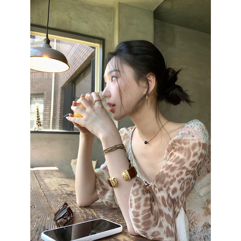 Isaro Uu Private Label Vintage Soft Focus Leopard Print~Free Collar Lightweight 100% Rayon Ruffle Sleeve Top