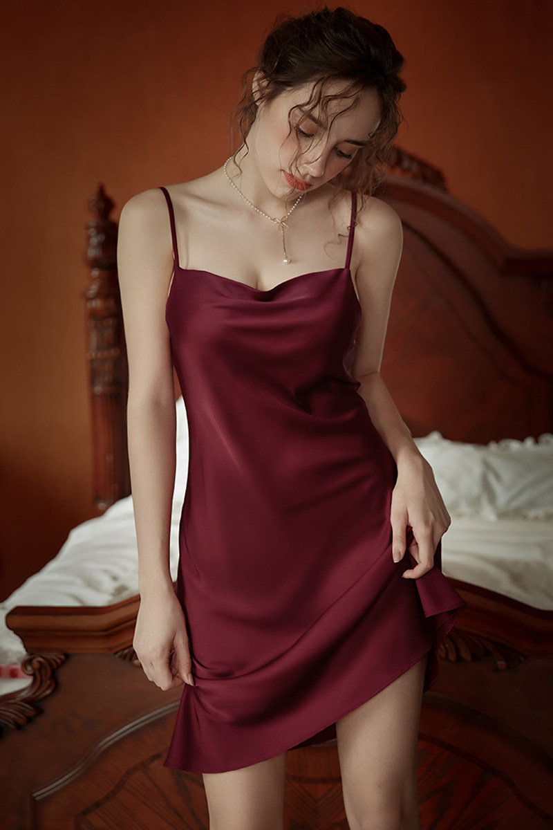 섹시한 잠옷 여성 여름 실크 서스펜더 잠옷 여성 얇은 얼음 실크 홈 의류 백리스 스윙 칼라 여름