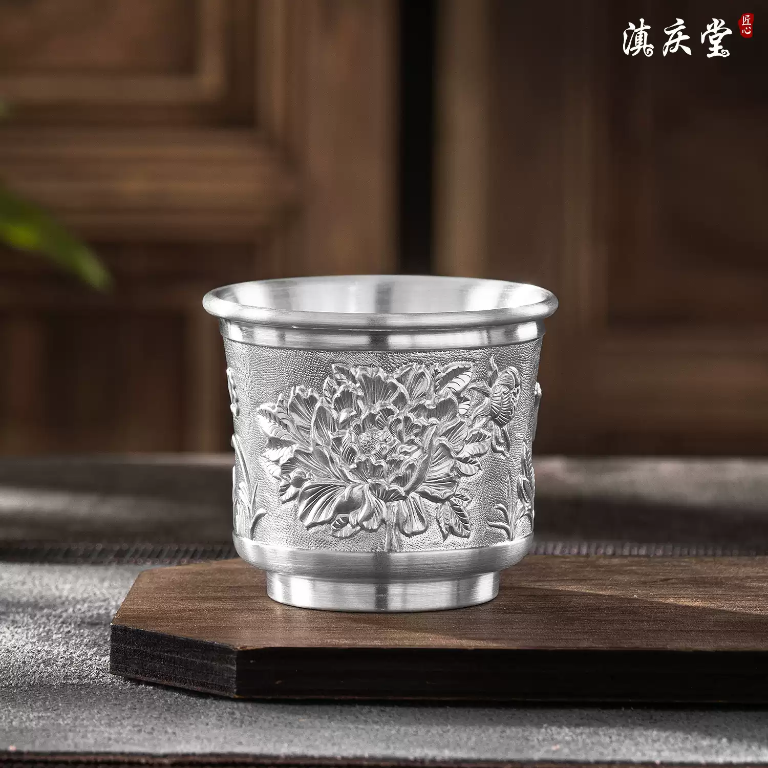 滇慶堂雲南鶴慶手工999純銀側把錘點牡丹品茗茶杯足銀主人杯茶具