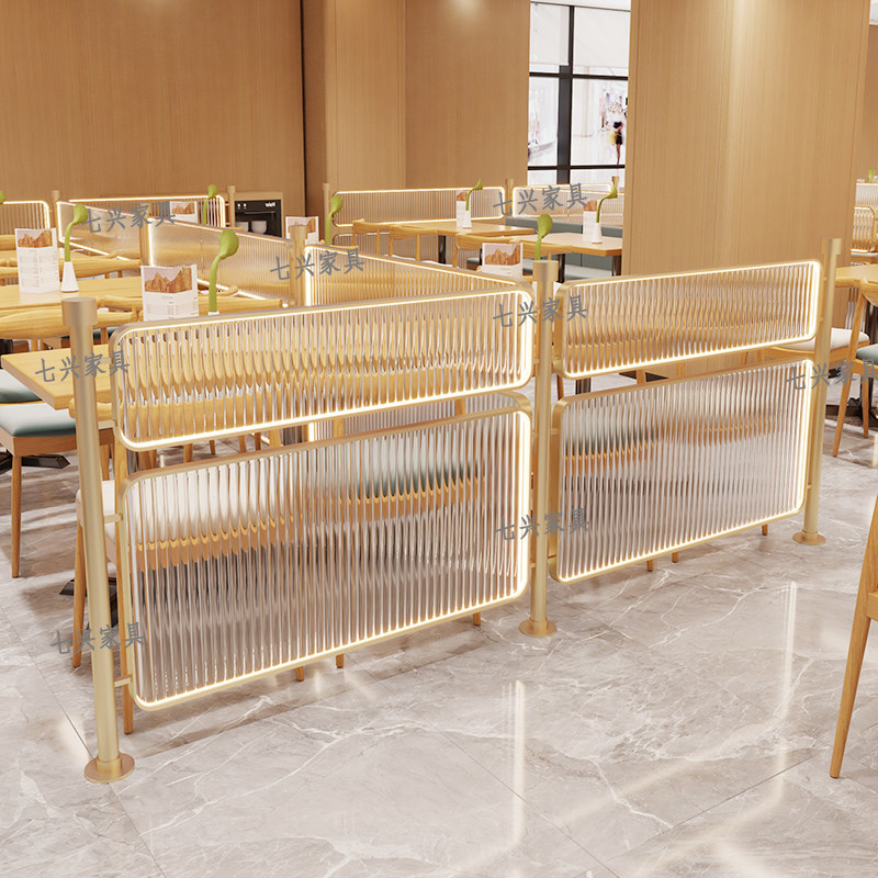 レストランのブース仕切り、手すり、鍋料理店やバーベキューレストラン、カフェ、バー、通路、腰壁、仕切り、装飾品。