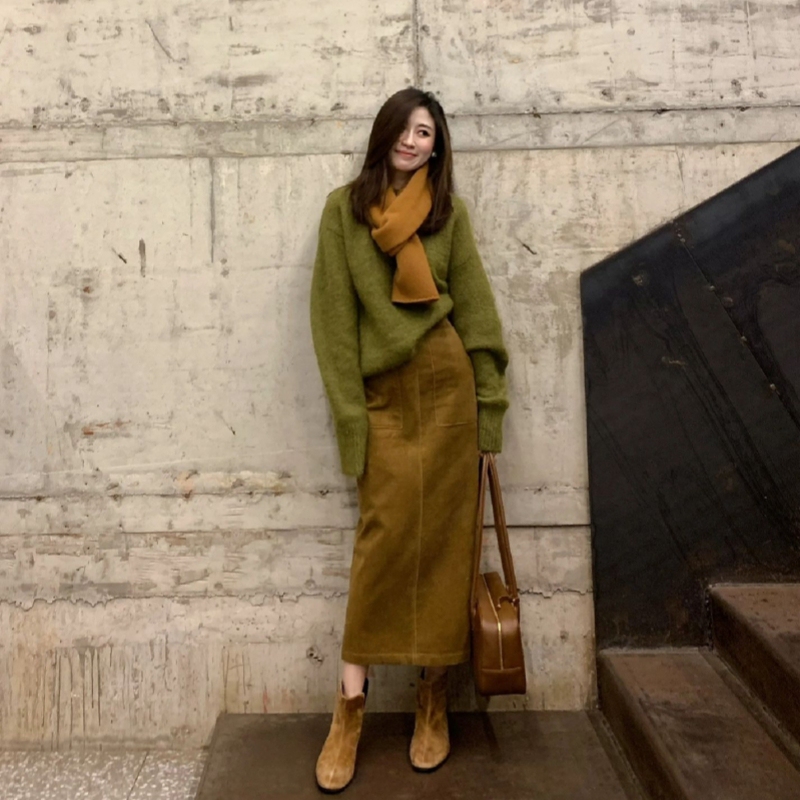 2026 Early Autumn Outfit: a Complete Set of Retro Lazy-Style Green Sweater and Korean-Style Bodycon Skirt Suit for Women 2026 Early Autumn Outfit: a Complete Set of Retro Lazy-Style Green Sweater and Korean-Style Bodycon Skirt Suit for Women
