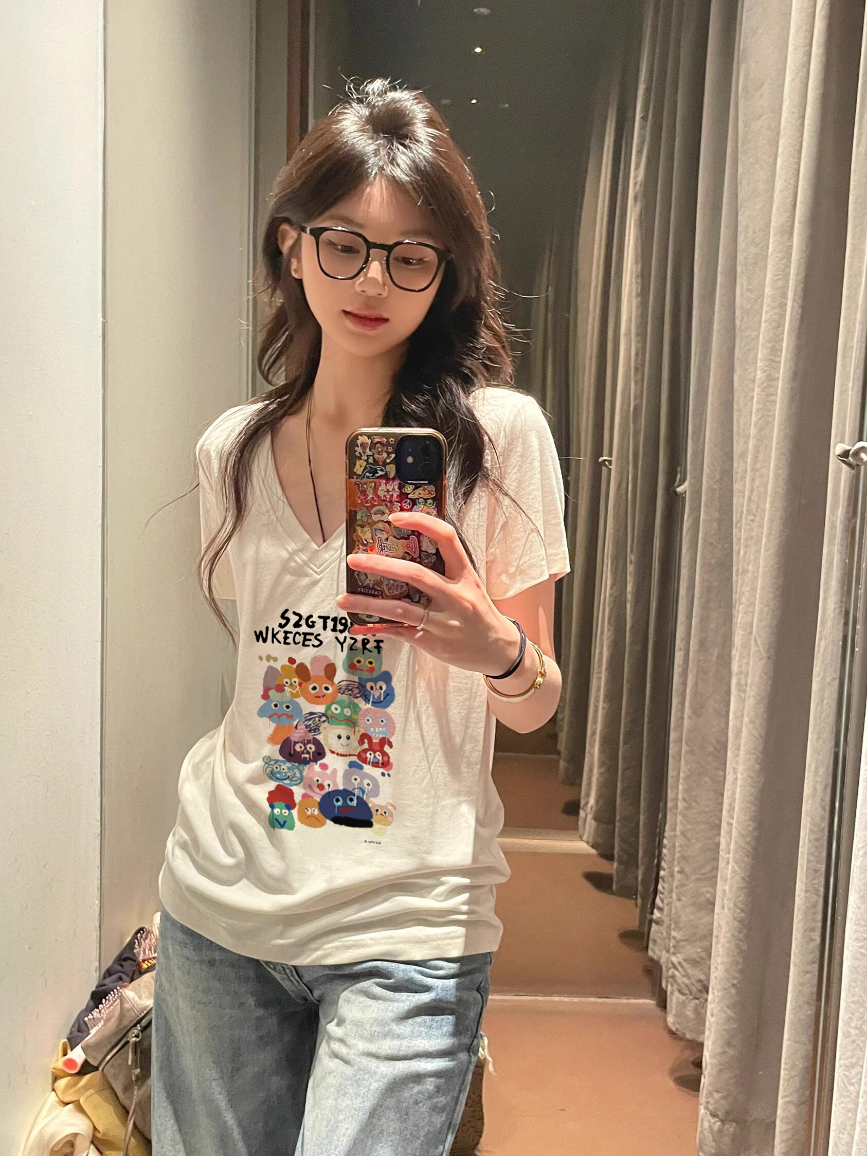 大きなネックラインのゆったりとした白い甘くてスパイシーな半袖ストレートショルダーTシャツ、夏の女性用、新しいアメリカンレトロデザインVネックトップ