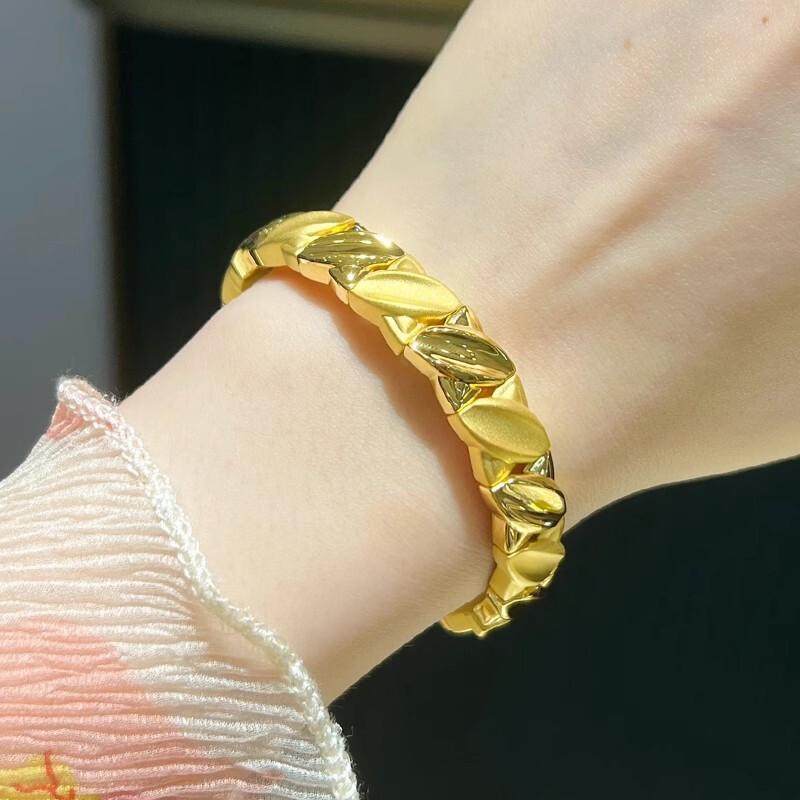 New Cyanide-Free Premium Elastic Cord Gold-Colored Bracelet, High-End Feel, Easy to Wear, Perfect as a Gift for Your Girlfriend New Cyanide-Free Premium Elastic Cord Gold-Colored Bracelet, High-End Feel, Easy to Wear, Perfect as a Gift for Your Girlfriend