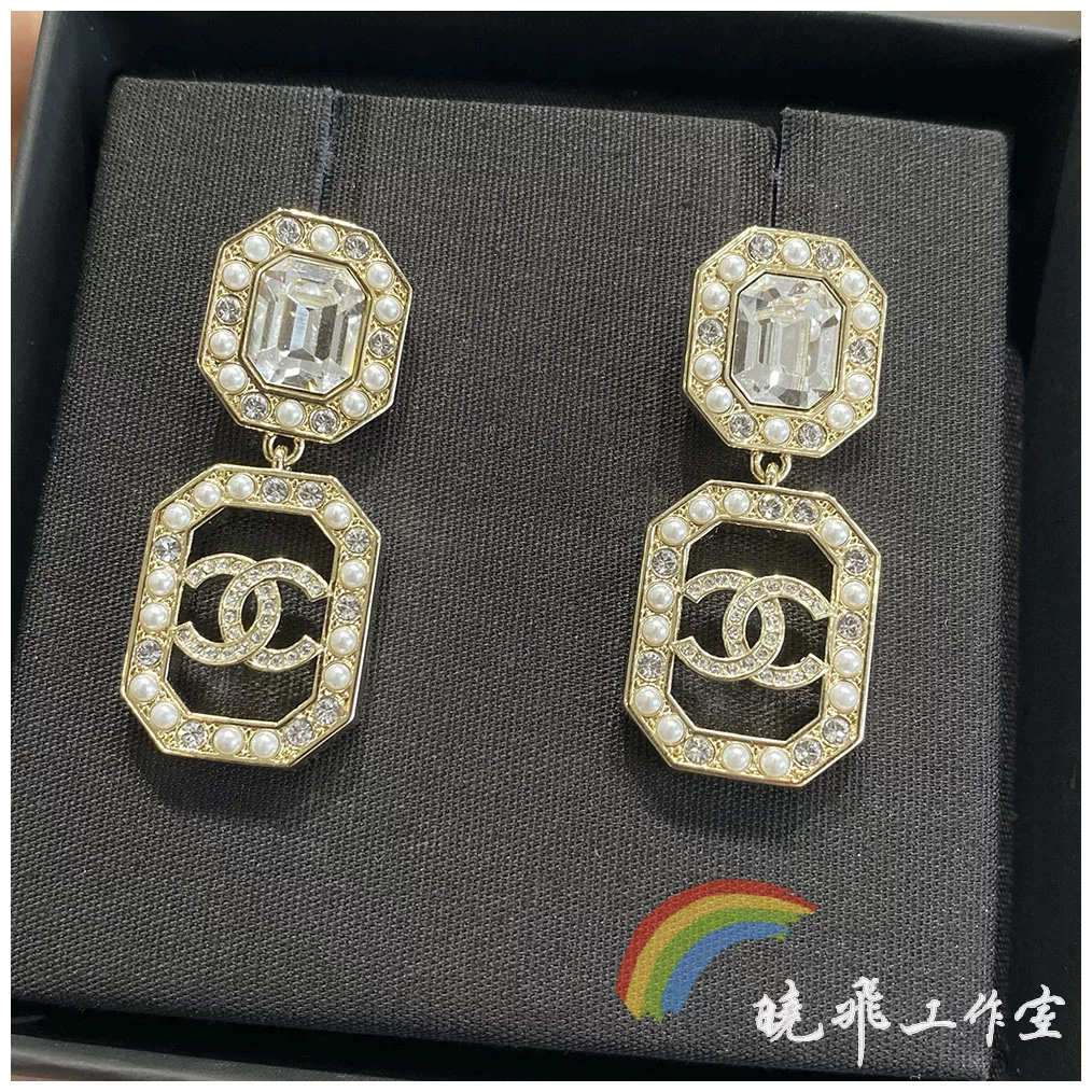 Подлинные серьги CHANEL 23B, новые квадратные сахарные квадратные полые двойной C каменная подвеска с жемчужной бусиной