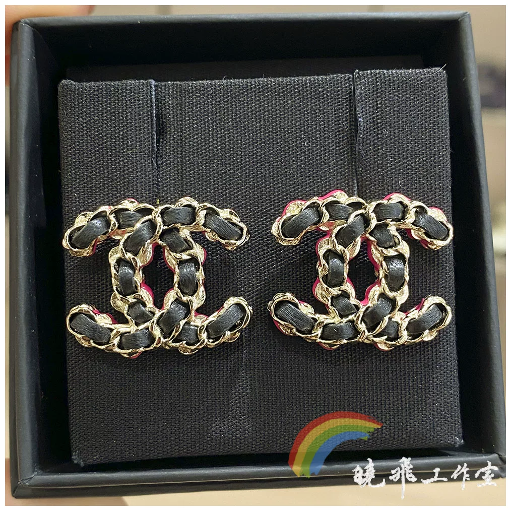 Подлинные серьги CHANEL Channel 23b новые черные порошковые стежки кожаные носимые эмаль двойная буква C серьги