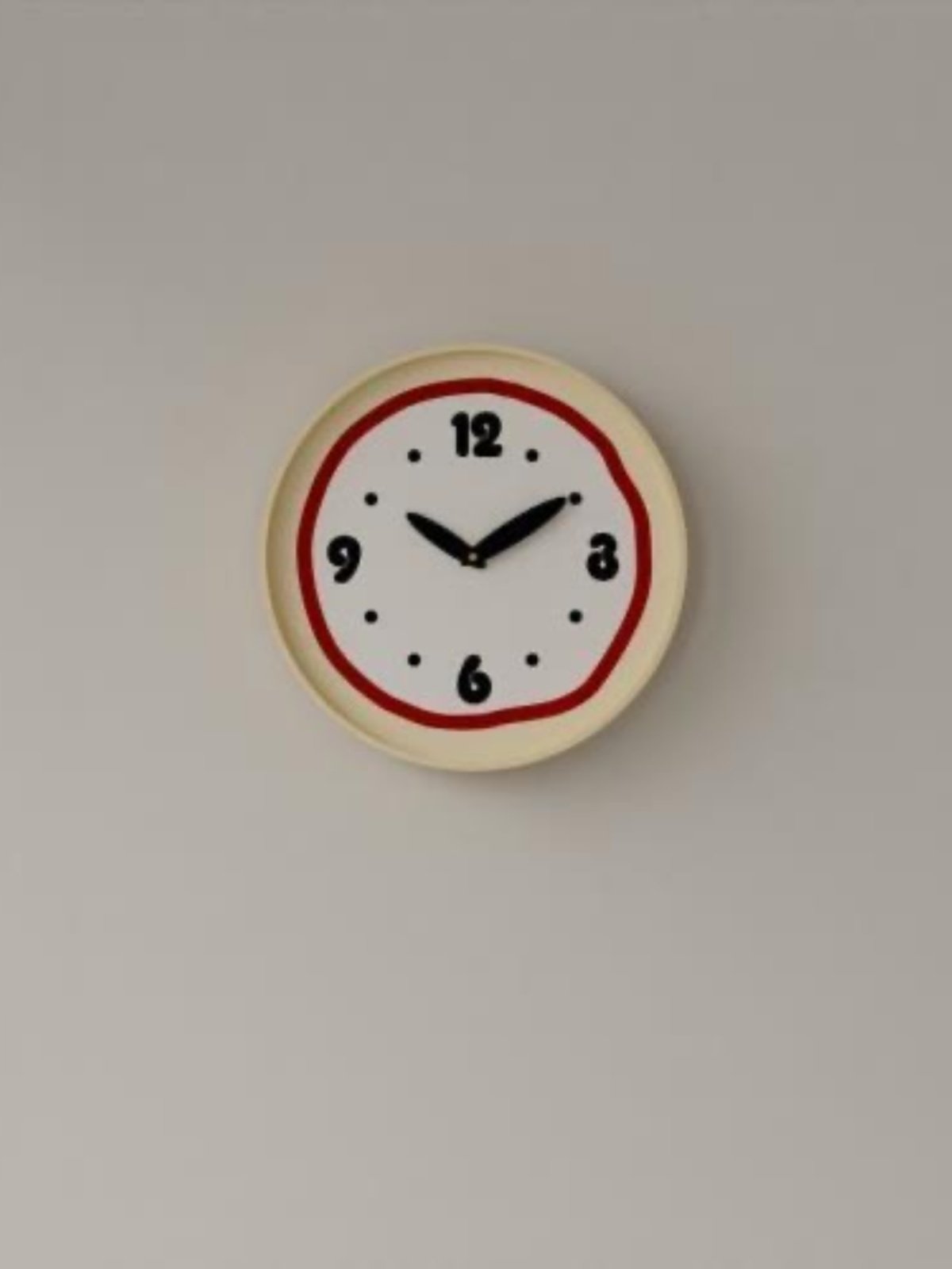 Cream Style ins Wall Clock, Minimalist Butter Yellow, Cute Nordic Silent Fashion, Simple and Unique Color-Blocking Home Clock