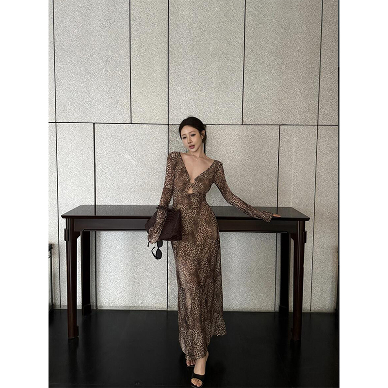 Cry Slightly Plus-Size French Retro Leopard Print V-Neck Long-Sleeve Dress for Women with Hollow Design, Slim Fit and Body-Hugging Long Skirt