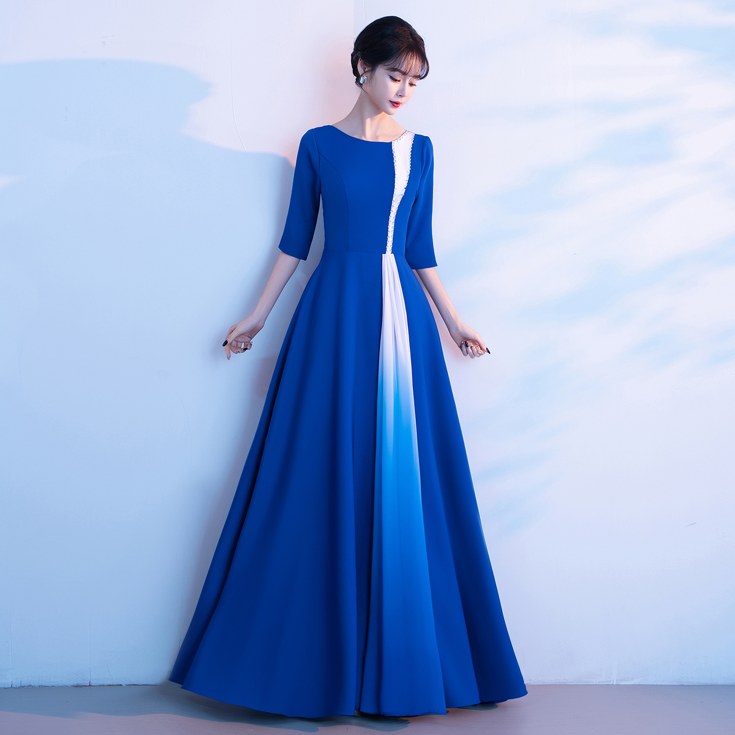 大規模な合唱団のパフォーマンス衣装、女性用ロングスカート、2025年新作指揮者用イブニングドレス、大人用レッドソングコンテスト用衣装司会者