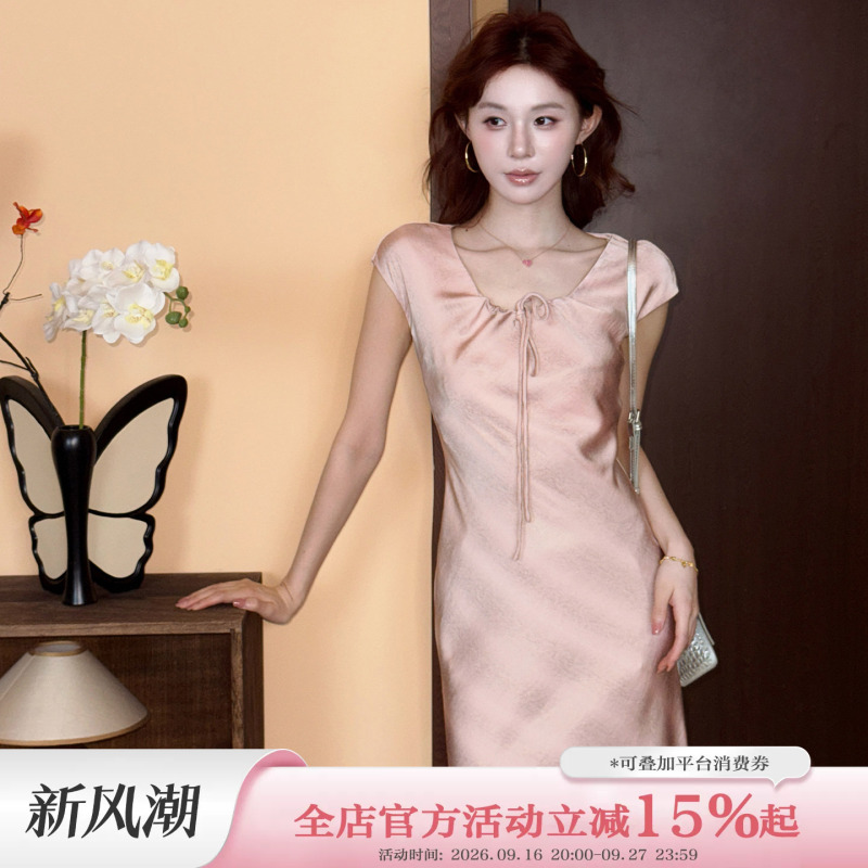 Meijing in This [Light and Shadow] Glassy Metallic Liquid Craft Style Slimming Pink Dress 2026 Summer New Collection
