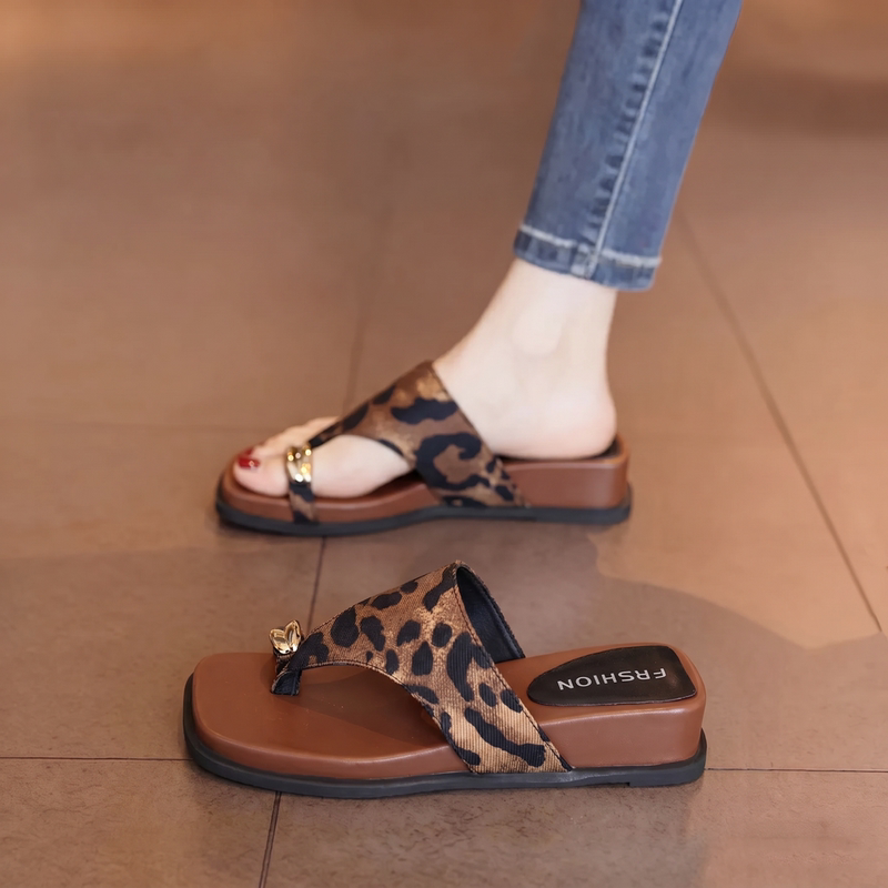 Hong Kong Style Retro Leopard Print Flip-Flops for Women, 2026 Summer New Model, Versatile Non-Slip Wedge Casual Sandals for Outdoor Wear