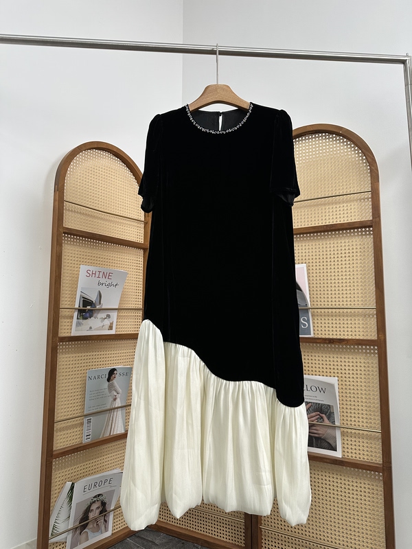 Beautiful Self-Made High-End Round-Neck Beaded Hem Patchwork Dress, Silk Velvet, Age-Reducing and Slimming, Size 4, Skirt Length 109 Beautiful Self-Made High-End Round-Neck Beaded Hem Patchwork Dress, Silk Velvet, Age-Reducing and Slimming, Size 4, Skirt Length 109