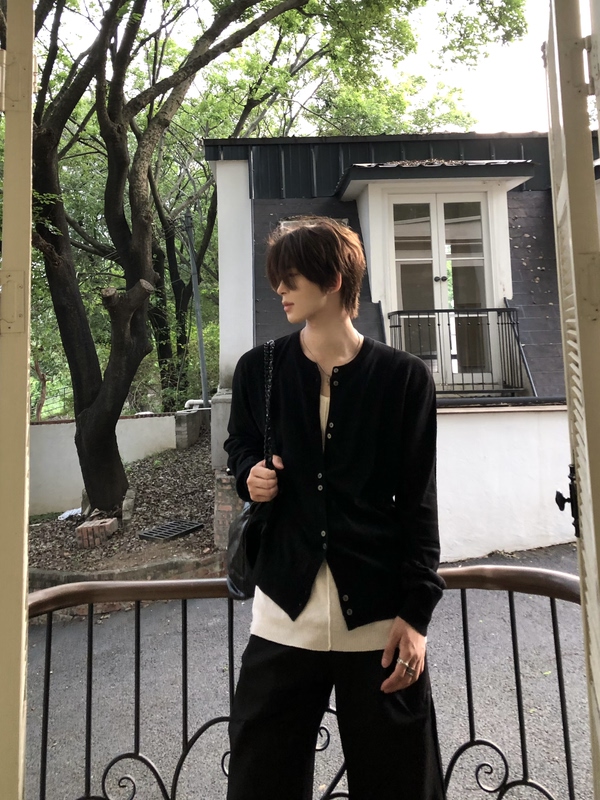 Jichuan Yep Niche Korean-Style Black Round-Neck Knit Cardigan with a Relaxed, Loose-Fitting, Drop-Shoulder Design for Both Men and Women