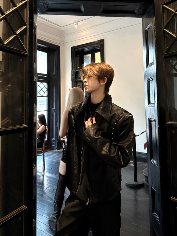 Jichuan Yep Niche Design Short Liquid Metal Round Bead Leather Jacket with a High-End and Cool Style