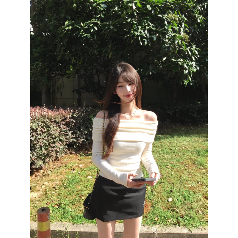 White Off-Shoulder Top for Women 2026 New Early Autumn Korean Style Gentle and Elegant Beautiful Sweater Knit Off-Shoulder Outfit