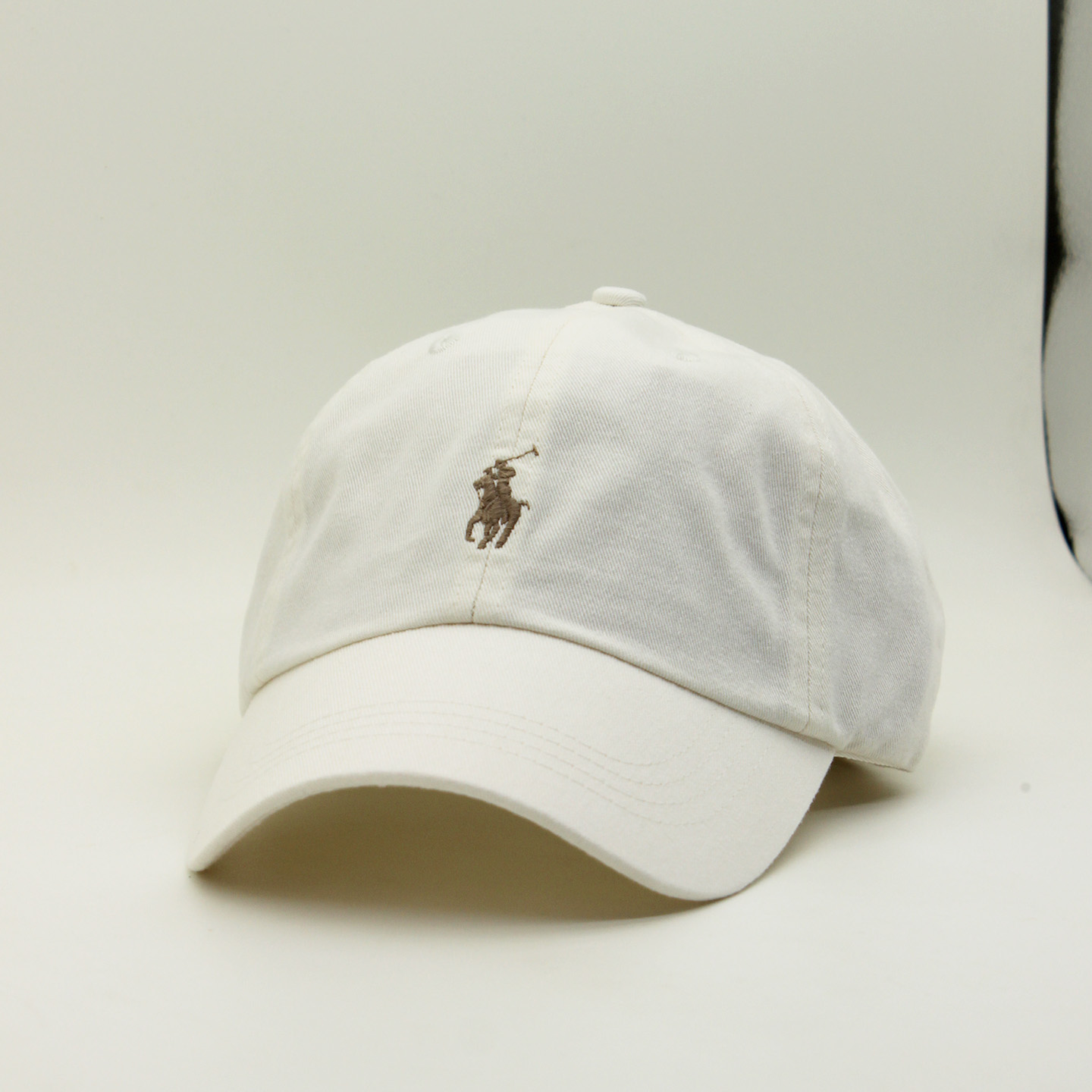 帽子レディースサマーインスタイル卵白ソフトトップベースボールキャップウォッシュ加工とダメージ加工で、同じスタイルのダックビルキャップを持つ若いカップルの顔を見せています