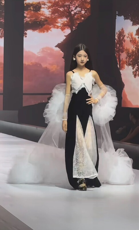 2026 New Model Girls' Runway Show Slim-Fit Long Trendy Dress in White with a Train, Suitable for T-Stage Pair Competition
