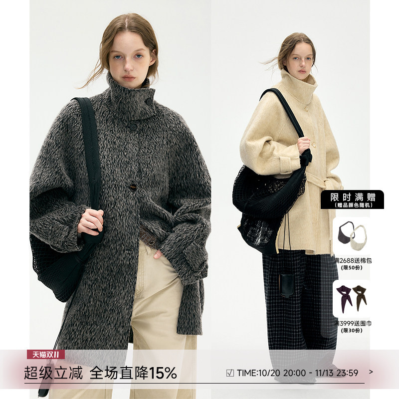 Saje Natural Poet's "City Countryside Idyll" Contains a Mid-Length Coat with a Stand-Up Collar Made of Suli Alpaca Wool Saje Natural Poet's "City Countryside Idyll" Contains a Mid-Length Coat with a Stand-Up Collar Made of Suli Alpaca Wool
