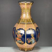 Antique porcelain items returned overseas. Enamel windowed six-sided bottle with flower and bird patterns made in the Yongzheng year of the Qing Dynasty.