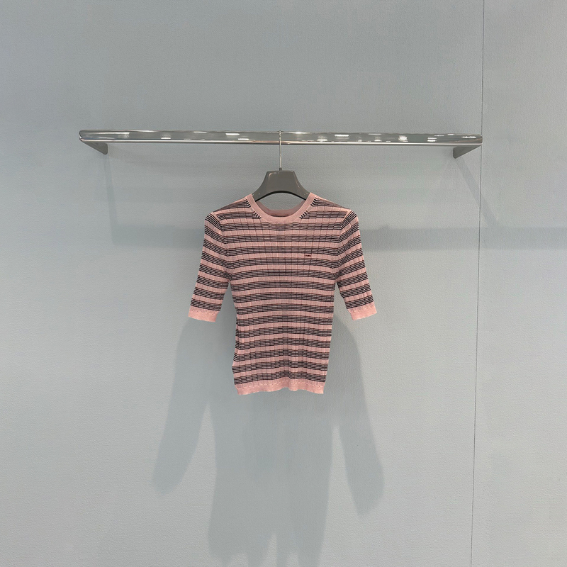 Uzer Color-Block Striped Crew Neck Knit Sweater for Women, Early Autumn New Style with Letter Embroidery, Ribbed Five-Quarter Sleeve Top Uzer Color-Block Striped Crew Neck Knit Sweater for Women, Early Autumn New Style with Letter Embroidery, Ribbed Five-Quarter Sleeve Top