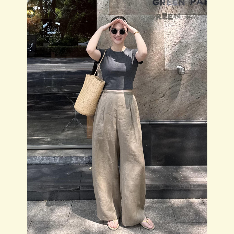 Summer Relaxed Style Outfit for Petite Women: Casual Slim-Fit Gray Short-Sleeve Top and Khaki Wide-Leg Pants Set