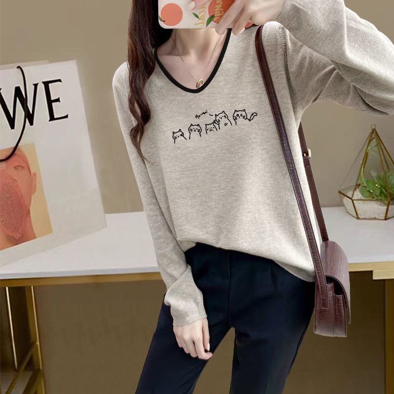 Design-Focused, Unique Color-Blocked V-Neck Long-Sleeve T-Shirt for Women, Autumn and Winter, Beige Gray Inner Layer, Pure Cotton Loose Top